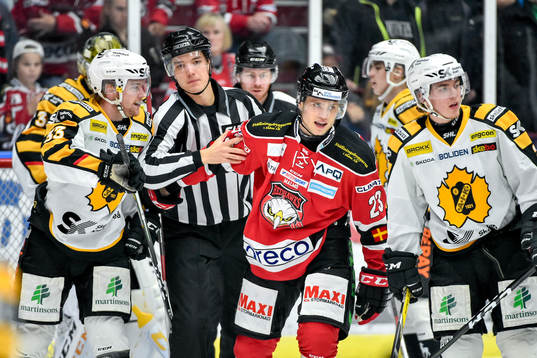 Domaren går emellan Skellefteås Sebastian Ohlsson och