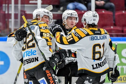 Skellefteås Jesper Olofsson jublar med lagkamrater