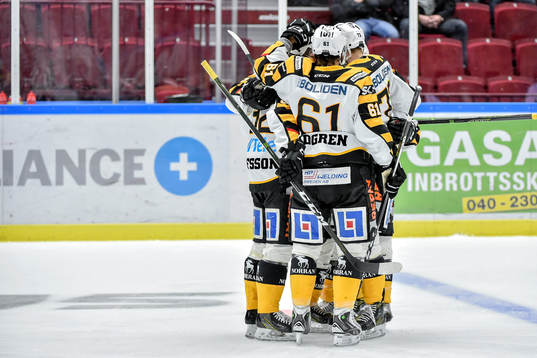 Skellefteås Jesper Olofsson jublar med lagkamrater
