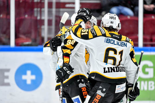 Skellefteås Jesper Olofsson jublar med lagkamrater