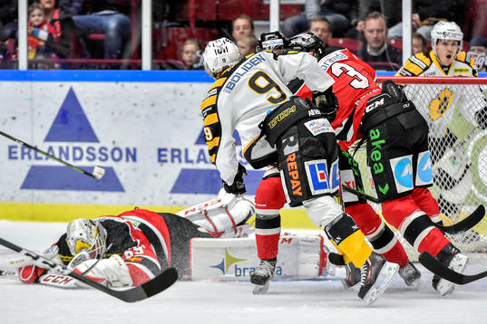Skellefteås Tim Söderlund gör 0-2 bakom Malmö Redhawks