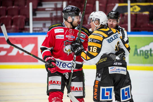 Bråk mellan Malmö Redhawks Noah Welch och Skellefteås