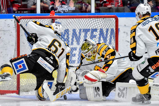 Skellefteås Fredrik Lindgren, målvakt Joni Ortio och