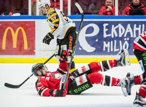 Skellefteås Emil Djuse får ner Malmö Redhawks Noah Welch