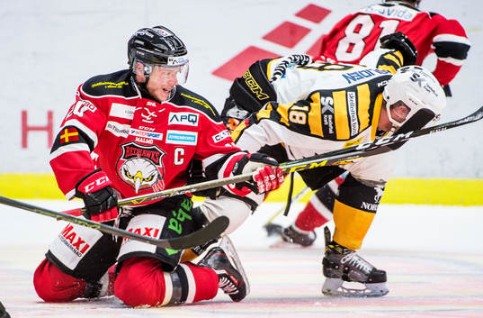 Malmö Redhawks Erik Forssell nere på isen mot