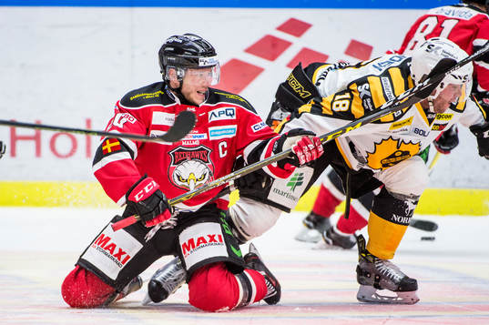 Malmö Redhawks Erik Forssell nere på isen mot