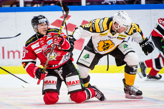 Malmö Redhawks Erik Forssell nere på isen mot