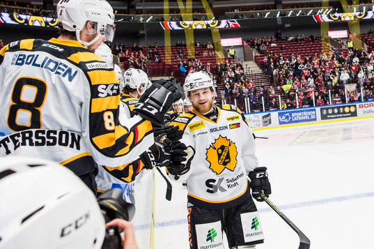 Skellefteås Sam Marklund och Tim Söderlund  jublar