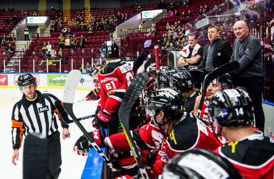 Domaren Marcus Linde framför Malmö Redhawks assisterande