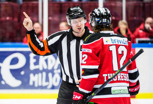 Domaren Aleksi Rantala i samtal med Malmö Redhawks Andreas