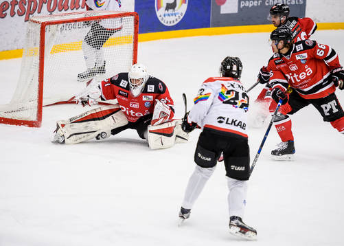 Piteås målvakt Albin Ström räddar ett skott från