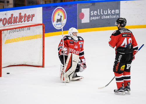 Piteås målvakt Albin Ström och Magnus Isaksson deppar