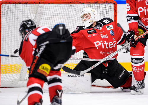 Piteås målvakt Joel Vännström kan inte stoppa Kirunas