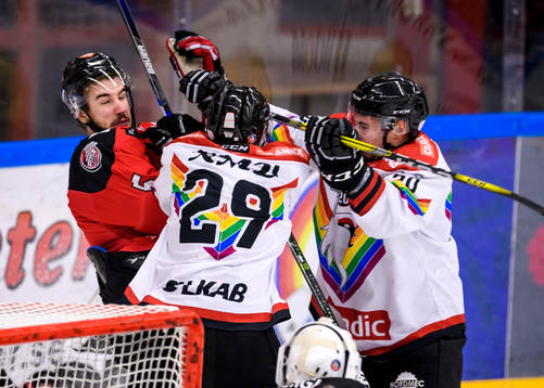 Piteås David Selberg blir crosscheckad av Kirunas Joakim