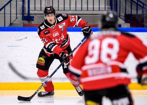 Piteås August Tornberg med pucken