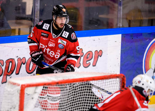 Piteås David Selberg  tacklar Kirunas Pontus Johansson
