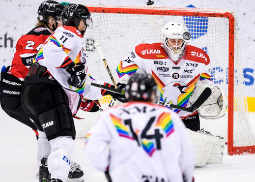 Kirunas målvakt Marcus Evertsson får pucken i