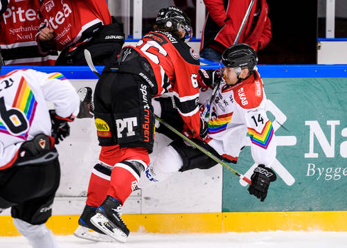 Piteås Isak Ahrling tacklar Kirunas Andreas Kero
