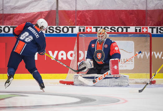 Växjös Adam Brodecki och målvakt Joacim Eriksson värmer