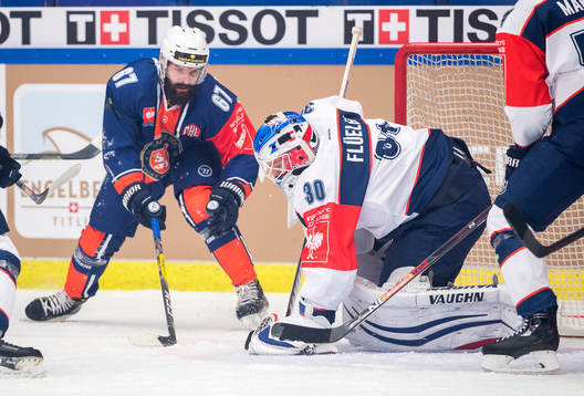 Växjös Linus Fröberg och Zürichs målvakt Lukas Flueler