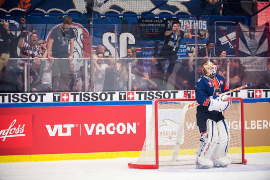 Jublande Zürichsupportrar bakom Växjös målvakt Joacim