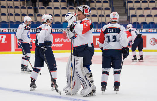 Zürichs målvakt Lukas Flueler deppar