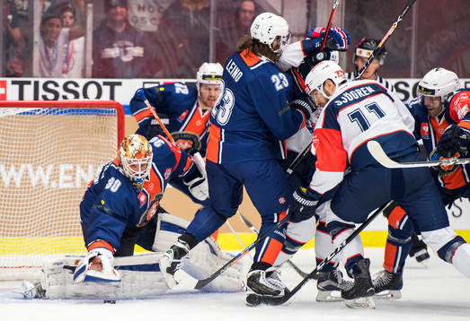Kalabalik framför Växjös målvakt Joacim Eriksson med bl