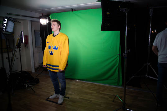 Lias Andersson spelar in tv-inslag