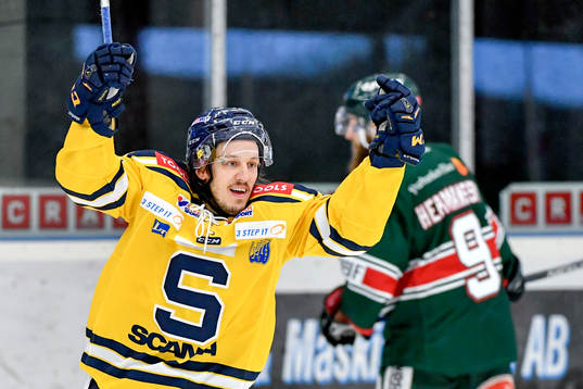 Södertäljes Jonas Westerling jublar