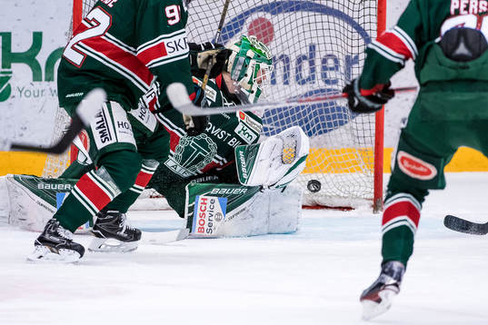 Södertäljes Jonas Westerling (ej i bild) styr pucken i