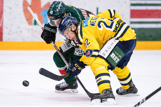 Tek mellan Tingsryds Niklas Johansson och Södertäljes