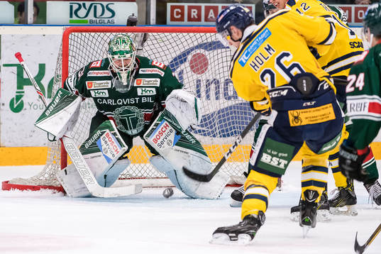 Tingsryds målvakt Niklas Rubin fokuserar på pucken