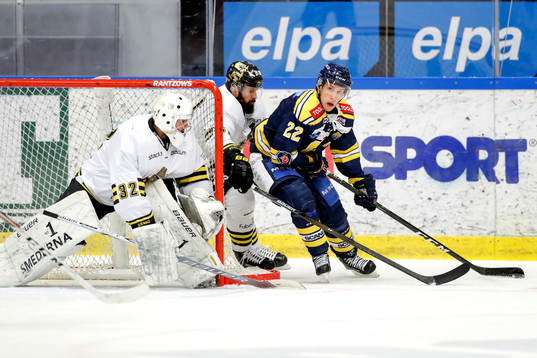 s Emil Lundberg och målvakt Gasper Kroselj