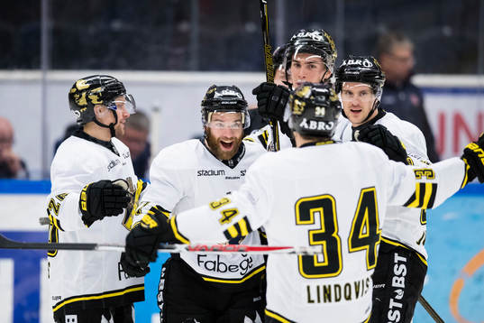 s Christian Sandberg (2:a vänster) gör 0-1 och firar med