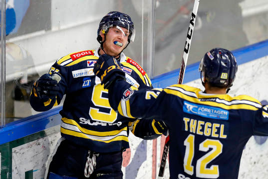 Södertäljes Patrik Kallmert och Henrik Thegel jublar