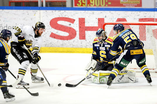 s Robin Dahlström oroar framför Södertäljes målvakt