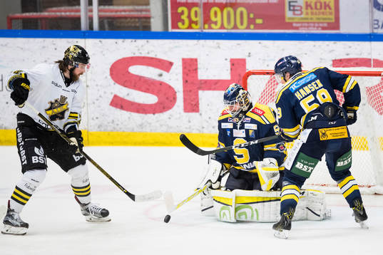 s Robin Dahlström framför Södertäljes målvakt