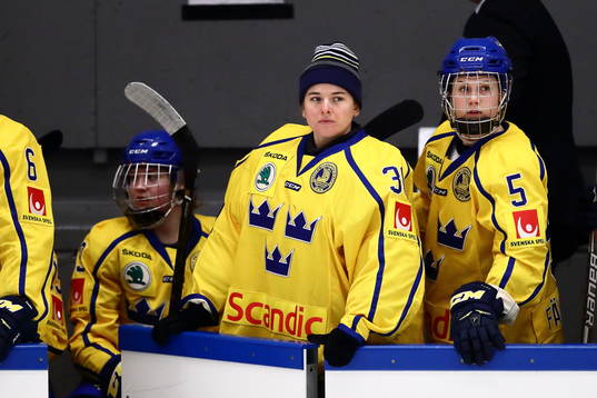 Sveriges målvakt Lovisa Berndtsson och Johanna Fällman i