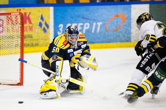 Södertäljes målvakt Alexander Sahlin  med en räddning