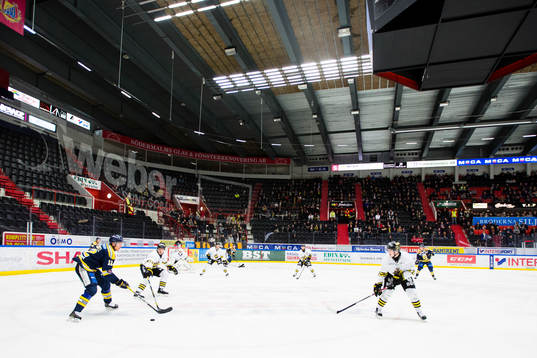 Södertäljes Henrik Thegel med puck