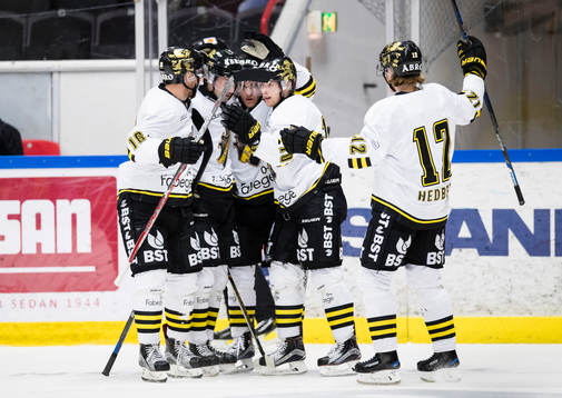 s Nicklas Heinerö (2:a höger) gör 0-2 och gratuleras av