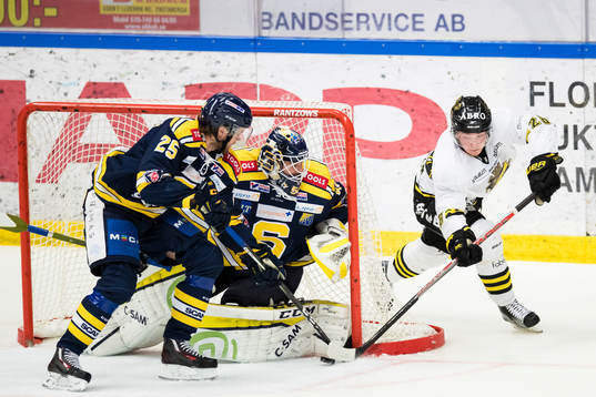 s Jesper Frödén försöker få in pucken bakom