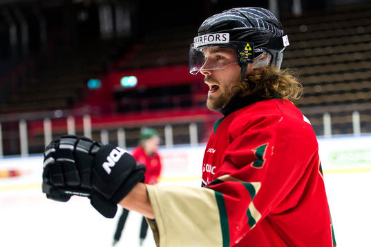 Tom Pettersson jublar när IFK Göteborg spelar ishockey