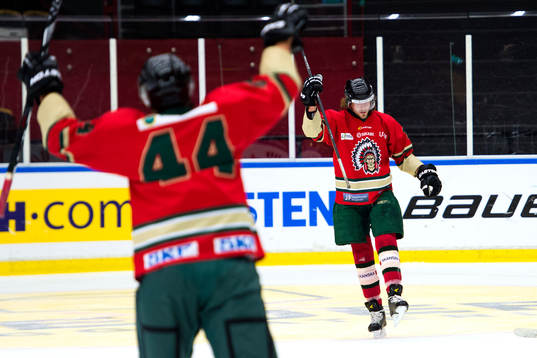 Tom Pettersson jublar när IFK Göteborg spelar ishockey