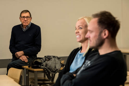 Tidigare klassföreståndaren Hans Hansson lyssnar när