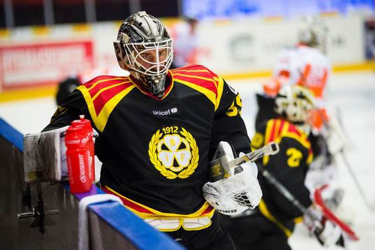Brynäs målvakt David Rautio före ishockeymatchen i SHL