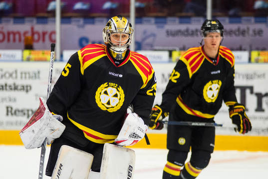 Brynäs målvakt Jonas Johansson före ishockeymatchen i