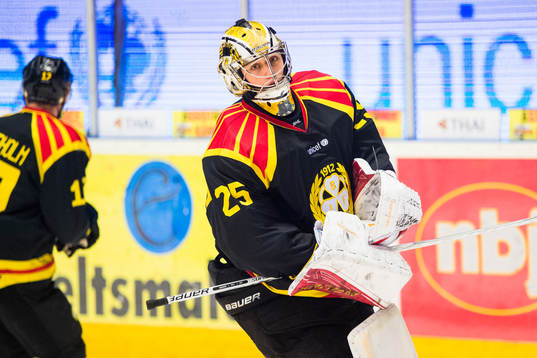 Brynäs målvakt Jonas Johansson före ishockeymatchen i