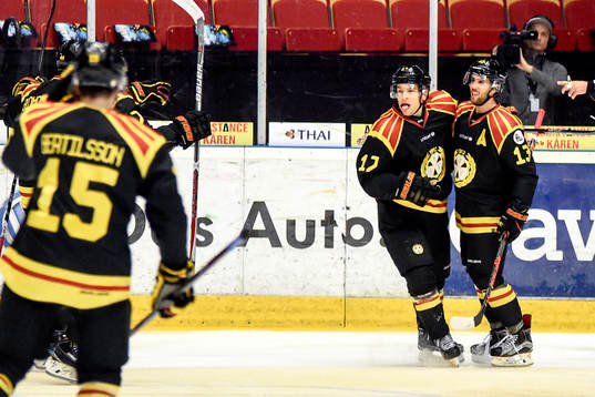 Brynäs Pathrik Westerholm och Ryan Gunderson jublar