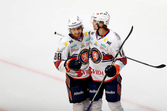 Växjös Adam Brodecki och Emil Pettersson jublar